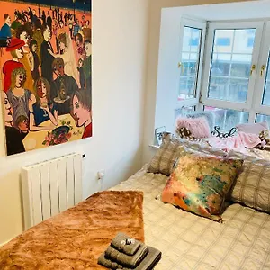 Funky Unique 2-bedroom With Parking Apartment